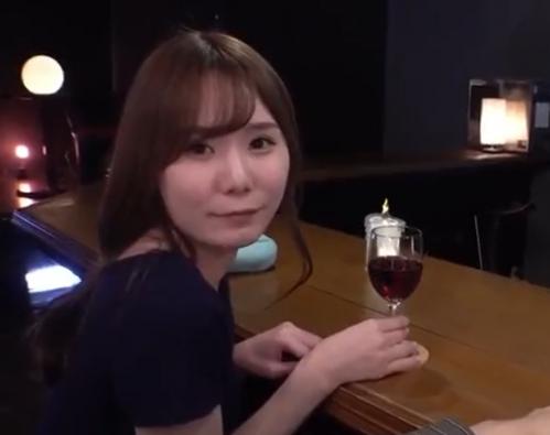 バレたら離婚不可避ｗ妻が近くに居るのにささやき誘惑してくる美女！