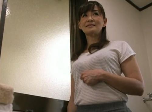 こいつはすげーなｗ男もうらやむデカチンに熟女が食らいつく！