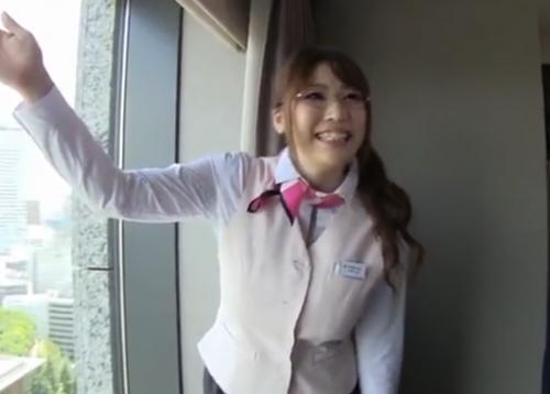目を付けていたホテル従業員を襲ったらドＭちゃんですんなりＳ〇Ｘ！