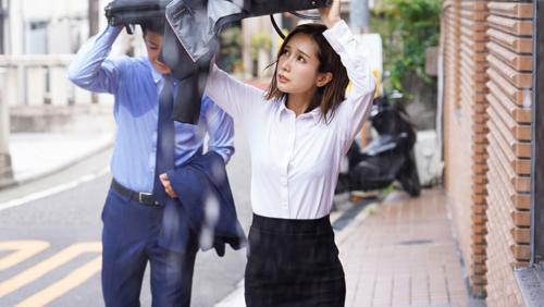 営業周りで突然の大雨でホテルで休憩したら上司のブラジャーが透けてしまって!!