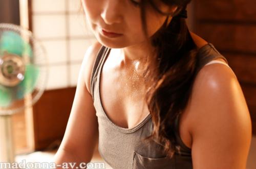 旦那の浮気を知ってしまい嫉妬から若い新聞配達員と不倫関係になってしまう妖艶熟女！