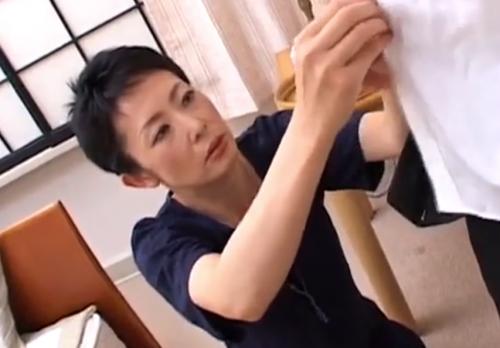 立派な息子の股間を愛と言う名のしつけで答える母ｗ