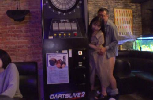 ロングスカートの似合う美少女がダーツで遊んでいるM男君の耳元でささやき挑発ｗ