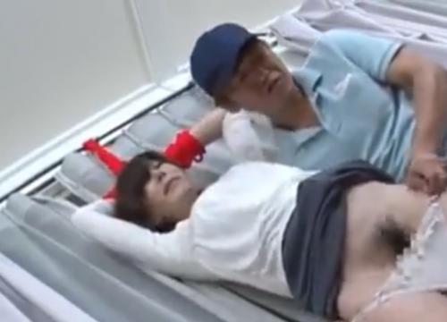 自分で操作不能ｗマシン音を轟かせながらイキ続ける女ｗ
