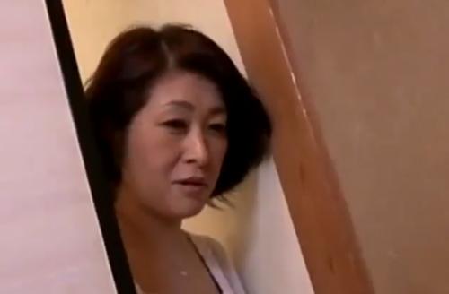 成長した息子とナニに興奮してしまった熟女ｗ