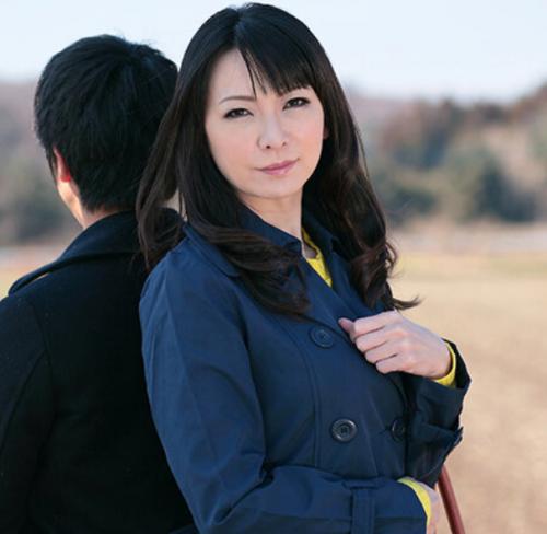 フェロモンが溢れ出る妖艶熟女の黒髪をたくし上げてフル勃起のチンポをぶち込む！