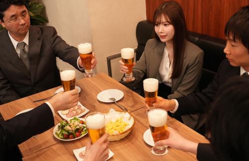 新しく入った受付嬢との歓迎会で酔わされ逆にホテルに持ち帰られたｗｗ