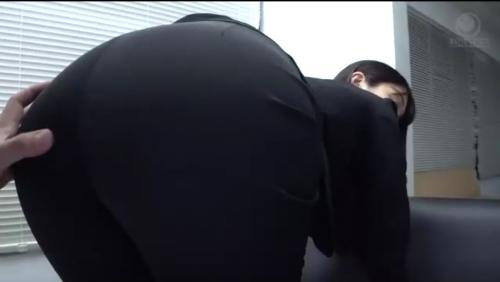 おっきなお尻の美人OL！我慢できなくておさわり！