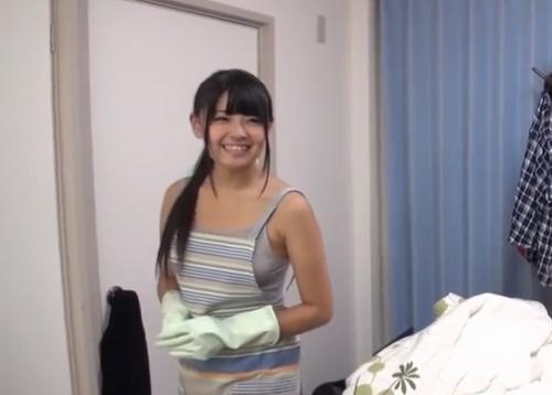 ほぼ裸エプロンw清掃を頼んだら息子の清掃もしてもらった