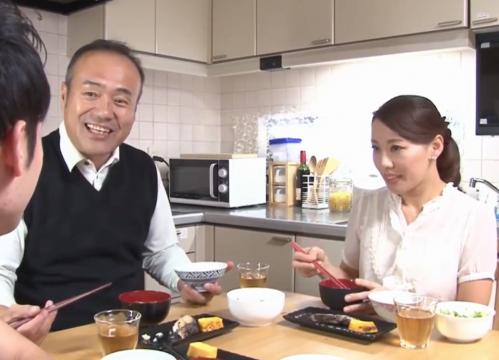 義父の息子嫁行動観察日記！日に日に露出が増える様子に義父が立つｗ