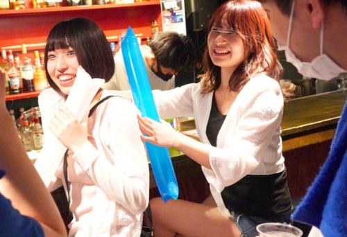 スポーツバーに来店した女子2人組を飲ませて酔わせてやりたい放題ｗ