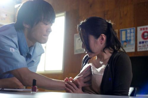 毎日のマンネリ生活から刺激が欲しくて万引きした人妻は店長にバレて強制中出しＦＵＣＫで勘弁してもらうｗ