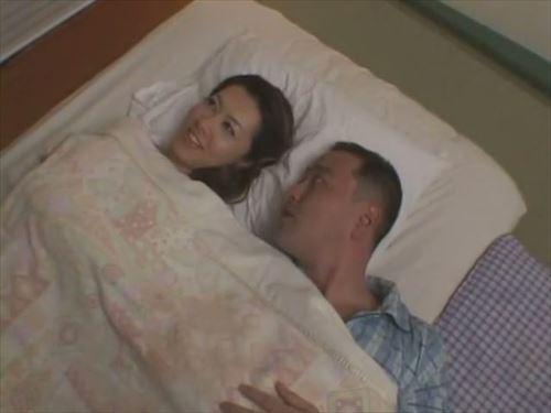 色っぽく浴衣を着こなす人妻、官能的な誘惑に負けて…