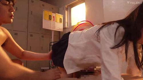 少女が新学期に転入した学校で、男子生徒たちから性的に露骨な視線や言動を受ける。