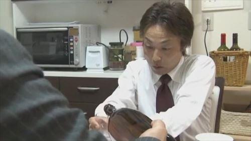 職場の人々に乱暴な行為を強いた卑劣な男の映像が流出した