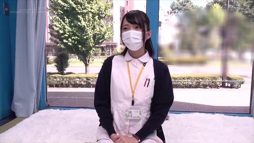 清楚な看護師が男性を誘惑し、手コキやフェラで責め、最後は挿入して性交した。