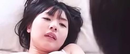 看護師が忠実にケアするマッサージ中、恋人がキスを交わす姿