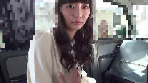 彼女はトイレで性的に貪欲で、快楽に溺れる様子だった.