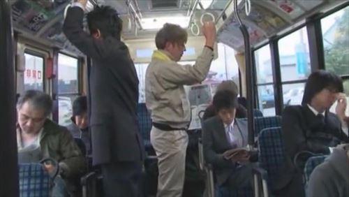 欲情に燃え上がる肉体は、痴漢の誘惑に抗えず、抵抗する間もなく犯され、喘ぎ声を上げながら快楽に溺れる