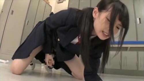 色気たっぷりな貧乳ロリータがエロティックな衝動を抑えられず膣から連射している。
