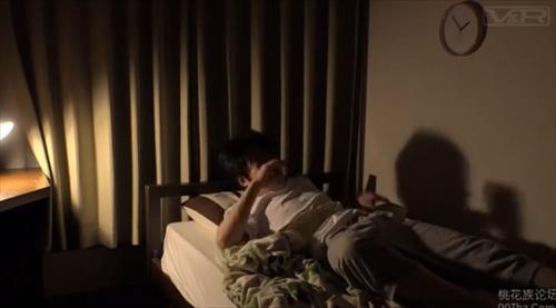 お姉ちゃんの素敵ヒップに興奮し、その綺麗なヒップの誘惑に耐えられず、仕事中に気が散る。