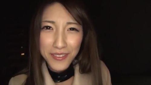 拘束服を着た女性が男の自宅を訪れ、エロティック的興奮を掻き立てられ激しい腰振りをした