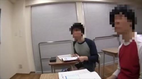 女性講師の胸触らずに。胸丸出し、いたずらご法度。