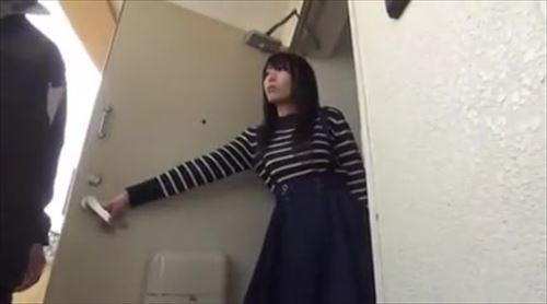 神聖な場所を犯されたと感じる少女たち、興奮の対象