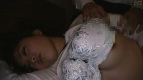 酔った女性が乱暴に犯され、抵抗できない状態のまま性的暴行を受ける様子を表現しています