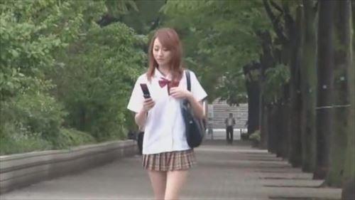 興奮を抑えきれない少女の身体をホテルで露わにし、生で挿入し、激しいキスを交わす