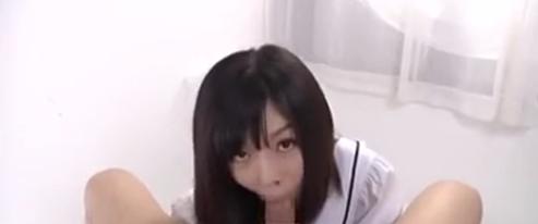 かわいらしい女子高生が根元から亀頭まで舌でなめる