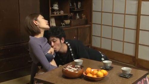 日向って、近所の奥さん、コタツで感じちゃって、バイブで責められちゃった