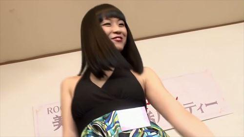 結婚した女性たちは男性たちを誘い、舌で優しく責め、エロティック的満足を得た。
