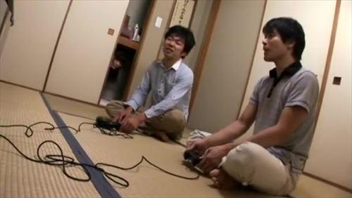 美少女が変態の男に愛撫され、快楽に溺れる