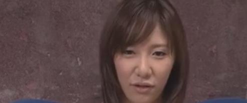 カメラに向かって服を取り、全裸で広げた形が美しい部位を露出。