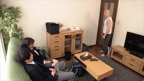 息子にしている彼女は、エロティック的に従順になり、最後は性行為を強要され、中出しされる。