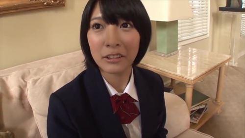 幼い女の子の可愛らしい外見を持つ少女が黒人の性器で妊娠させるエロティック的行為