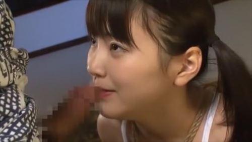 スク水姿で拘束され、ノーハンドでフェラチオさせられる。