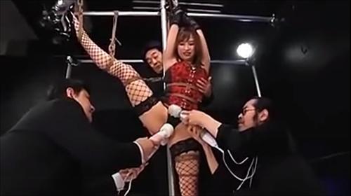 強烈な女王を縛り付け片脚吊し魅惑薬服用男たちで快感迫る。