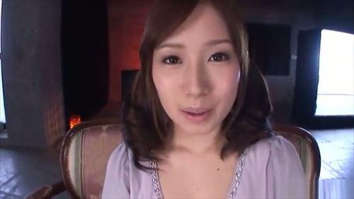 美しい女優を祝うイベントで、汗や体液が飛び散った