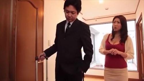 誘惑的な熟女、涼子は、義理の兄弟たちとの近親相姦に夢中になっている。
