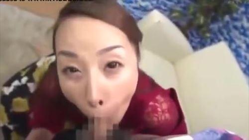 淫靡なドラマで、母親は四十路を過ぎた熟女。娘の夫を誘惑し、その前で肉体関係を持つ。