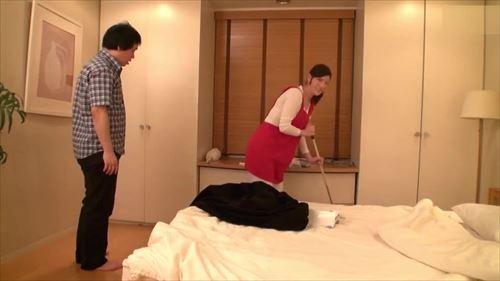 性的欲求が高まる様子の女性の姿に、男は興奮し、その家政婦を襲い、激しい情交に陥った