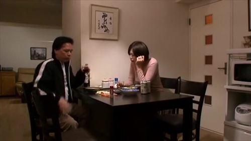 誘うような視線、四十代の美しさに酔いしれ、夜の静寂に身を委ねた