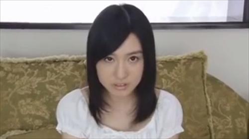 美女が男性優の男性器を握り舐めて、精子を取り出す。