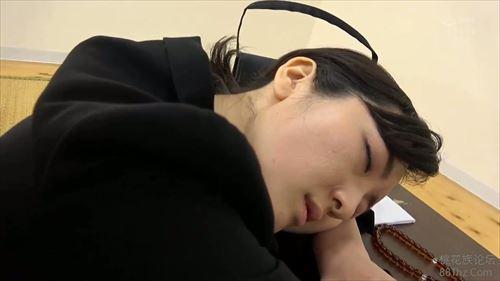 薬で意識を朦朧とさせ、悲しみの中を乱暴に訪れた。