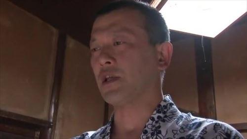 継父に苦しめられ、彼女は快感に溺れていった。