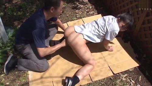 恥ずかしがりながらも、野外で排尿する少女。その様子を男たちは見つめ、非難の言葉と共に傷を与える。