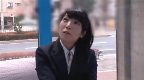 美人は恥じながらも初体験男性器に興奮する。