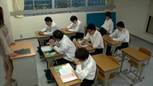 誘惑的な女教師、生徒たちを目にすると興奮を抑えられない